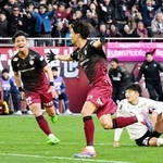 神戸-湘南　後半、ロングシュートを決めた神戸の扇原に駆け寄るチームメイト（撮影・風斗雅博）