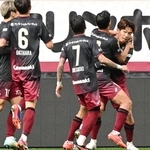 神戸-湘南　前半、先制点を決めた神戸の宮代（右）＝撮影・大田将之