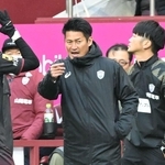 選手に指示を送る神戸の吉田孝行監督＝８日午後、神戸市兵庫区のノエビアスタジアム神戸（撮影・風斗雅博）