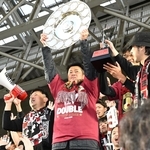 サポーターと歓喜する神戸の吉田孝行監督＝８日午後、神戸市兵庫区御崎町１、ノエビアスタジアム神戸（撮影・大田将之）