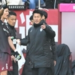 選手に指示を送る神戸の吉田孝行監督＝８日午後、神戸市兵庫区のノエビアスタジアム神戸（撮影・風斗雅博）