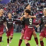 神戸ー湘南　前半２６分、先制点を決めた神戸の宮代（９）を武藤ら仲間が祝福する＝ノエビアスタジアム神戸（撮影・笠原次郎）