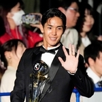 最優秀選手賞を初受賞し、観客の声援に応える神戸・武藤嘉紀＝１０日、横浜アリーナ