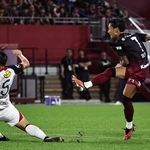 天皇杯全日本選手権準々決勝の鹿島戦でミドルシュートを決めた神戸の井手口＝９月２５日、ノエビアスタジアム神戸