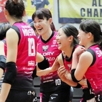 姫路-デンソー　初のベスト４進出を決めて満面の笑顔を見せる姫路の選手たち＝Ａｓｕｅアリーナ大阪