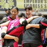姫路-デンソー　初のベスト４進出を決めて満面の笑顔を見せる姫路の選手ら＝Ａｓｕｅアリーナ大阪