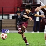 ２０２６年シーズンからのトップチーム昇格が発表された神戸Ｕ-18の浜崎健斗。９月２５日の鹿島戦、１７歳３カ月で公式戦初出場を果たし、クラブ最年少記録を塗り替えた＝ノエビアスタジアム神戸