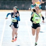 女子・青雲の５区梶原宙珠（左）がラストスパートで隣の選手と競り合う（撮影・笠原次郎）