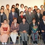 記念写真に納まる出席者たち＝シーサイドホテル舞子ビラ神戸