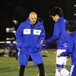 子どもたちとボール回しに興じるイニエスタさん＝神戸市灘区、王子スタジアム