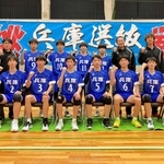 男子の兵庫選抜メンバーと指導陣（県中体連バレーボール競技部提供）