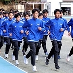 全国高校駅伝を前に、最終調整に入る須磨学園陸上部男子のメンバー＝神戸市須磨区板宿町３、須磨学園（撮影・長嶺麻子）