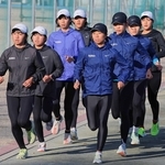 都大路に向けて調整に励む女子・須磨学園の選手たち＝神戸市須磨区の同校（撮影・小林良多）