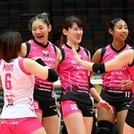 姫路－ＳＡＧＡ久光　第３セット、得点を決めて喜ぶ姫路の井上（１０）やモクシー（左から２人目）ら（撮影・斎藤雅志）