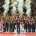 初優勝を果たし、喜ぶヴィクトリーナ姫路の選手ら＝２１日午後、大阪市港区、Ａｓｕｅアリーナ大阪（撮影・斎藤雅志）