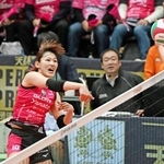 姫路－ＳＡＧＡ久光　第２セット、スパイクを放つ姫路の井上（撮影・斎藤雅志）