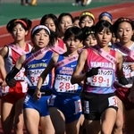 スタートを切る須磨学園の金子聖奈（２８）＝２２日午前、京都市のたけびしスタジアム京都（撮影・斎藤雅志）