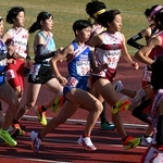 スタートを切る須磨学園の金子聖奈（２８）＝２２日午前、京都市のたけびしスタジアム京都（撮影・斎藤雅志）