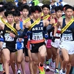 勢いよくスタートを切る西脇工の新妻遼己（２８）＝２２日午後、京都市のたけびしスタジアム京都（撮影・斎藤雅志）