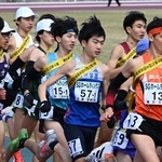 勢いよくスタートを切る須磨学園の藤岡孝太郎（５７）＝２２日午後、京都市のたけびしスタジアム京都（撮影・斎藤雅志）