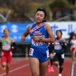 ２３位でフィニッシュする須磨学園の西村美羽菜＝２２日午前、京都市のたけびしスタジアム京都（撮影・斎藤雅志）