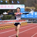 両手を広げて１位でフィニッシュする長野東の田畑陽菜＝２２日午前、京都市のたけびしスタジアム京都（撮影・斎藤雅志）