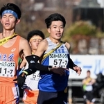 １６位でゴールする須磨学園の梅田大陸（５７）（撮影・斎藤雅志）