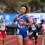 ２３位でフィニッシュする女子・須磨学園のアンカー西村美羽菜（撮影・斎藤雅志）