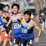 男子・須磨学園の１区藤岡孝太郎（左）が２区真田大輔にたすきを託す（撮影・大田将之）