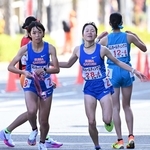 女子・須磨学園の３区池野絵莉（右）からたすきを受け取る４区東はる（撮影・大田将之）