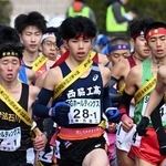 男子１区を１０位で発進した西脇工の新妻遼己（中央）＝撮影・斎藤雅志