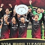 シャーレを掲げて２連覇を喜ぶ神戸の山口蛍（中央）＝８日、ノエビアスタジアム神戸