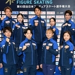 ポーズを決める（前列左から）壷井達也、佐藤駿、鍵山優真、坂本花織、千葉百音、樋口新葉（後列左から）森口澄士、長岡柚奈、木原龍一、三浦璃来、森田真沙也、吉田唄菜＝大阪府門真市（撮影・北村雅宏）