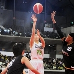 女子１回戦・三田松聖-島原中央　第３クオーター、冷静に得点を重ねる三田松聖の木下（79）