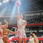 女子２回戦・三田松聖－鳥羽　第２クオーター、シュートを沈める三田松聖の渡部主将（１７）＝東京体育館