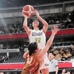 女子２回戦・三田松聖－鳥羽　第２クオーター、ジャンプシュートを打つ三田松聖の渡部主将（１７）