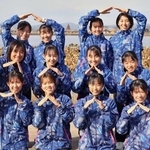 全日本大学女子選抜駅伝に初出場する兵庫大のメンバー。背後の寺田池のほとりで練習を重ねてきた＝加古川市