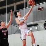 男子２回戦・報徳－光泉カトリック　第２クオーター、速攻からシュートを決める報徳の松本（右）