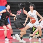 女子３回戦・三田松聖－岐阜女　第２クオーター、ゴール下で守る三田松聖の白箸（左端）、渡部（右から２人目）、東（右端）の３年生トリオ
