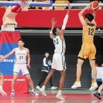 男子３回戦・報徳－八王子学園八王子　第１クオーター、ゴール下で守る報徳のクリントン（中央）、福本（２１）ら＝東京体育館