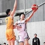 男子３回戦・報徳－八王子学園八王子　第１クオーター、ゴール下に攻め入る報徳の宮薗主将（右）＝東京体育館