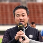 県高校サッカーで滝川第二を３年ぶりの優勝に導いた小森康宏監督＝神戸市須磨区緑台、ユニバー記念競技場（撮影・長嶺麻子）