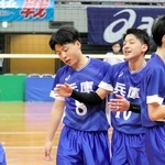 男子予選リーグ・宮城-兵庫　右脚をつりながら決勝トーナメント進出に貢献し、安心した表情を見せる兵庫の愛沢（中央）＝Ａｓｕｅアリーナ大阪