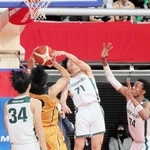 男子３回戦・報徳－八王子学園八王子　第４クオーター、相手のシュートを止めに入る報徳の北村（７１）とクリントン（右端）ら