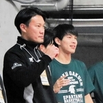 バスケットボールの全国高校選手権に親子で出場した男子・報徳の田中敬監督（左）と長男恭太