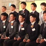 玉井陸斗（前列右から２人目）、山川哲史（同左端）、北島隆三（同左から２人目）ら受賞者たち