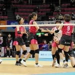 姫路-刈谷　第４セット、失点して悔しがる姫路の選手たち＝姫路市ヴィクトリーナ・ウインク体育館