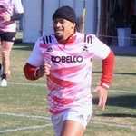 けがを乗り越え、今季初先発する神戸のＷＴＢモエアキオラ（中央）＝神戸市東灘区のチームグラウンド