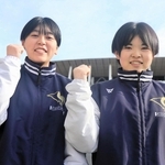 バスケットボールの全国高校選手権にそろって出場した女子・三田松聖の花房凜都（右）、結菜姉妹＝東京都渋谷区