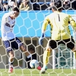 山梨学院-滝川第二　前半、滝川第二の治部が先制ゴールを決める（撮影・大田将之）